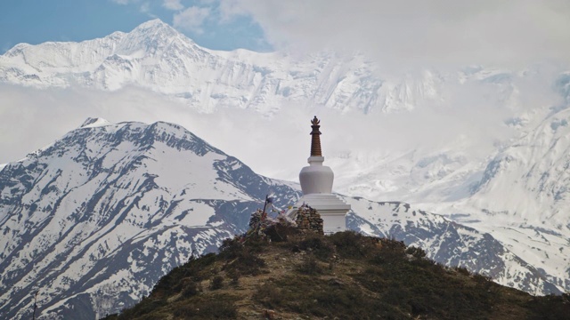 全景图，佛塔在山顶与白色冰川山在云视频素材