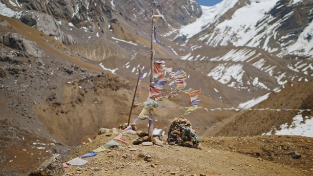 山边立着一根插着破烂经幡的杆子，这是雪山上的地标视频素材