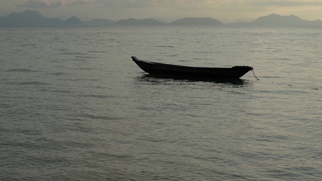 一只漂浮在海上的小船视频素材