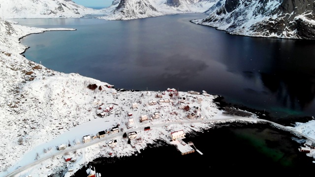 罗浮敦群岛的斯堪的纳维亚渔村，冬天海岸线被雪覆盖视频素材