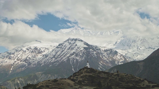 全景图，塔在山顶旁边的白色冰川山脉在云视频素材