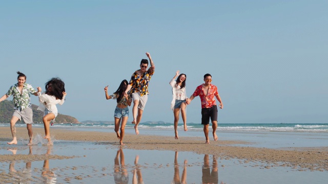 亚洲十几岁的男孩和女孩快乐地在海边海滩夏天跑步。年轻的亚洲玩跑步乐趣和周年庆典。4K分辨率和慢镜头。视频素材