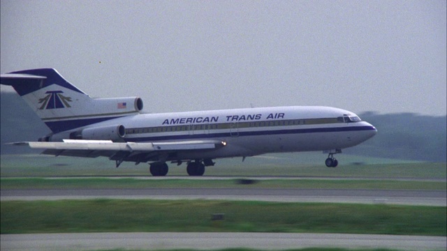 727飞机l-r着陆美国trans air ata和野地商用客机着陆阴天雾天视频素材