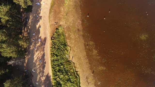 鸟瞰图。飞越芬兰湾海岸线，4K。视频素材