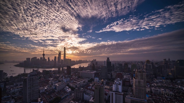 高处俯瞰上海城市景观，从夜晚到日出的辉光过渡视频素材