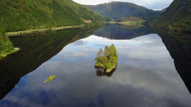 Geiranger峡湾和Lovatnet湖鸟瞰图在挪威视频素材