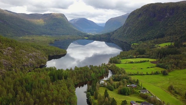 Geiranger峡湾和Lovatnet湖鸟瞰图在挪威视频素材