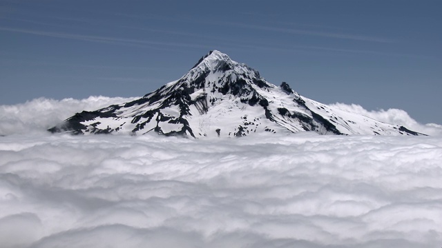 从空中俯瞰积雪覆盖的胡德山。视频素材