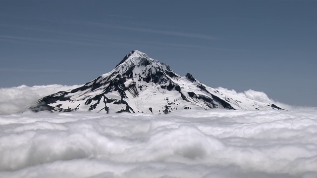 俄勒冈州的胡德山被云包围，积雪覆盖。视频素材