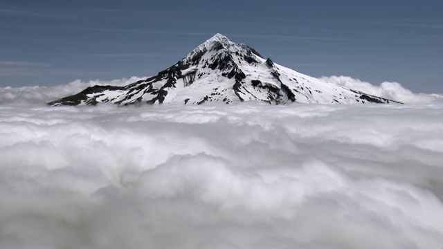 俄勒冈州的胡德山被云包围，积雪覆盖。视频素材