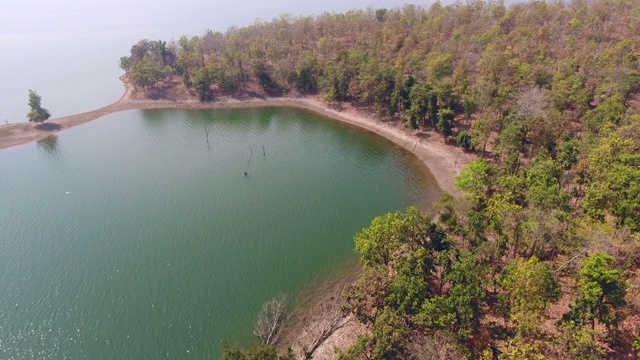 鸟瞰图，岛上的热带海岸湖视频素材