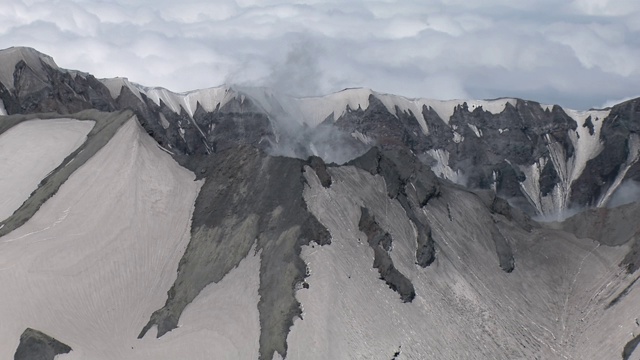 华盛顿斯卡马尼亚县圣海伦斯火山的鸟瞰图。视频素材