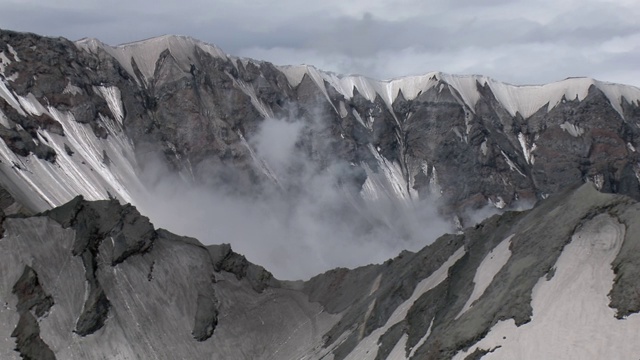 华盛顿斯卡马尼亚县圣海伦斯火山口内的鸟瞰图。视频素材