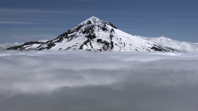 从空中俯瞰积雪覆盖的胡德山。视频素材