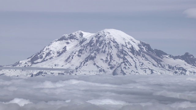 美国华盛顿州雷尼尔山国家公园的雷尼尔山被白雪覆盖。视频素材