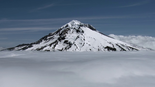 俄勒冈州的胡德山被云包围，积雪覆盖。视频素材