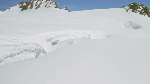 头顶上飞近雪崩，洞凹白山坡视频素材