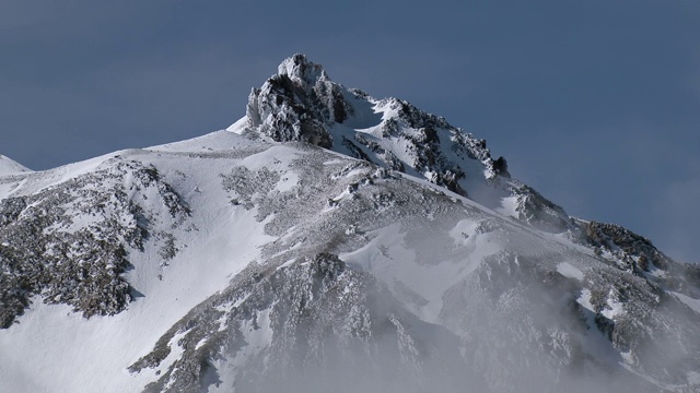 鸟瞰白雪皑皑的沙斯塔山，西斯基尤县，加利福尼亚州，美国。视频素材