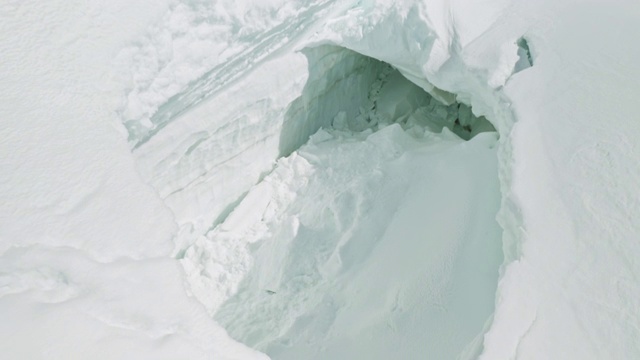 大塌方的山洞里常年埋着厚厚的积雪，山上有雪崩的危险视频素材