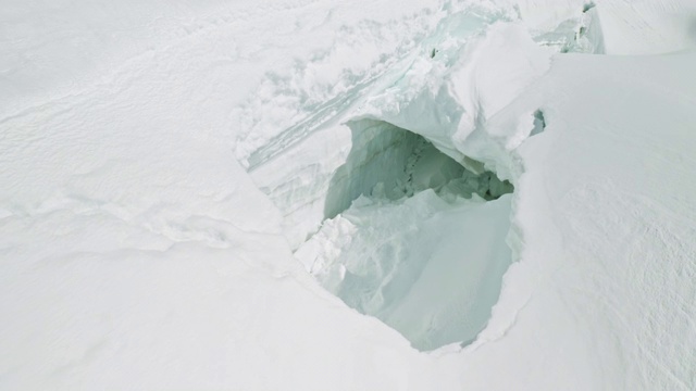 山坡雪洞可怕，塌方严重，积雪厚度大视频素材