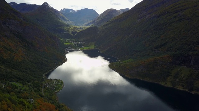 Geiranger峡湾和Lovatnet湖鸟瞰图在挪威视频素材