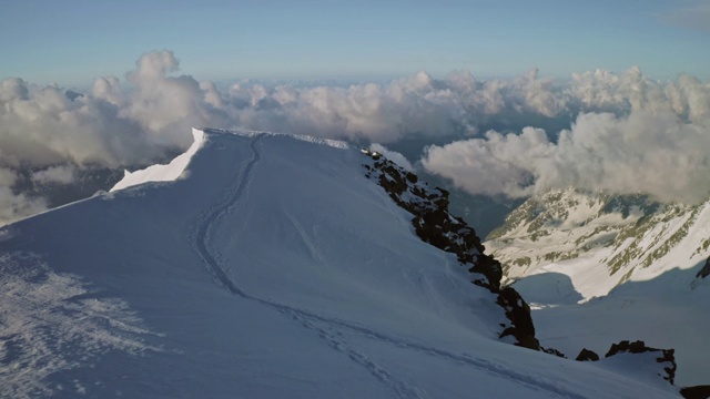 飞过雪山顶上的登山路线，云上的登山路线视频素材