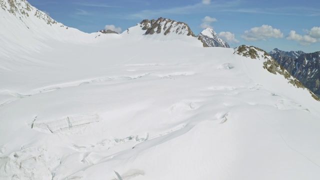 高地地貌，巨大的冰坡，积雪崩塌，裂缝，雪崩危险视频素材