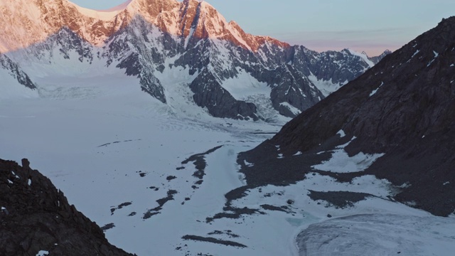 空中全景图，粉红色晨曦中的黑暗雪山视频素材