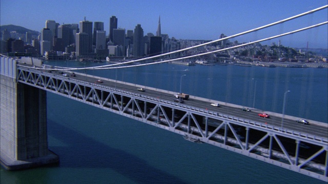 air / a-g pan harry 's brown Cadillac r-l upper deck bay bridge to s.f San Francisco in bg /上甲板海湾桥视频素材