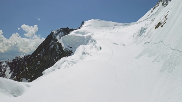 高地景观，登山小路横跨雪山冰川坡视频素材