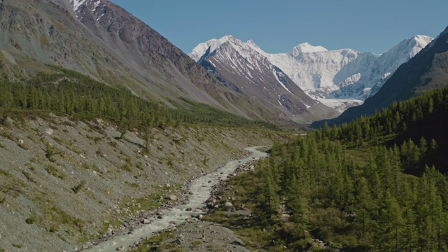 河在白雪皑皑的别鲁卡山脚下的冰川小溪上流淌视频素材