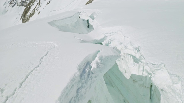 深崩深凹，密实积雪，冰冻危险的高地岩洞，冰柱视频素材