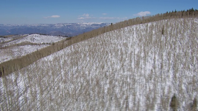 美国科罗拉多州冰雪覆盖的山脉鸟瞰图。视频素材