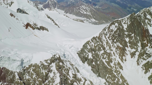 空中飞过的高原景观，常年积雪的山坡视频素材