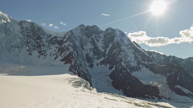 伟大的高山全景，山脉在蓝天，雪山冰川在阳光下闪闪发光视频素材