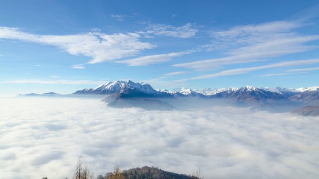 鸟瞰雪山在一个晴朗的日子与Cloudscape视频素材