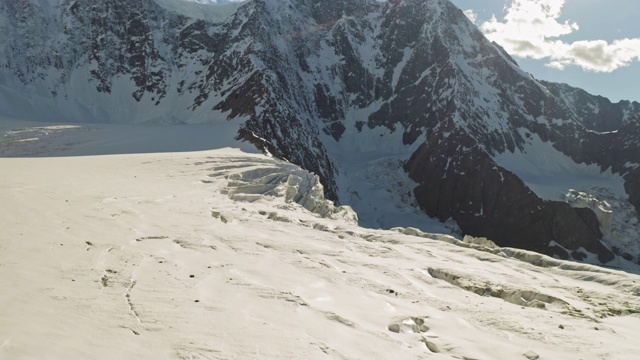 风景优美的高山全景，岩石山，蔚蓝的天空，白雪皑皑的冰川闪闪发光视频素材