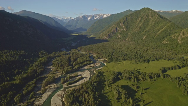 风景优美的空中全景图，山谷山谷间原始的翠绿密林视频素材