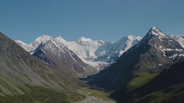 风景优美的空中全景图，白雪皑皑的贝鲁卡山高耸于阿克姆湖之上视频素材