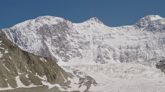 美丽的高山全景，雪白的贝鲁卡山脉在冰川上闪闪发光视频素材