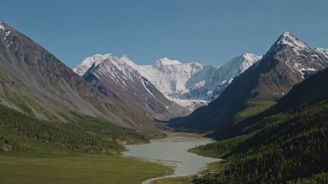 宽阔的空中全景图，雪白的别鲁卡山高耸在乳白色的阿克姆湖视频素材