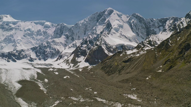 壮丽的高山全景，雪白的别鲁卡山高耸于阿克姆冰川之上视频素材