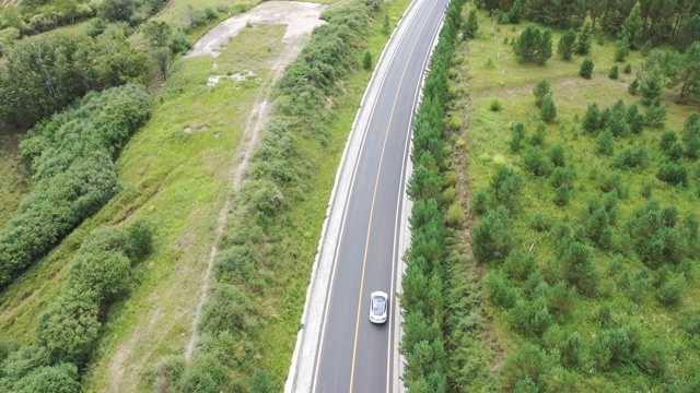 4K交通鸟瞰图白色汽车行驶在乡村道路上视频素材