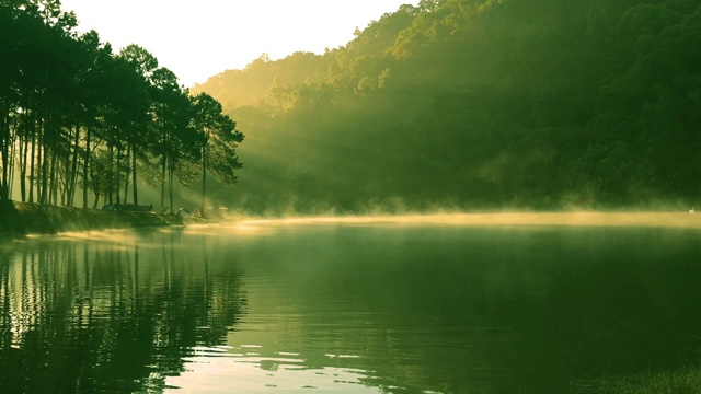 Time Lapse HD video，美丽的自然湖泊和森林，庞翁湖和松树林在Mae Hong Son，泰国，泰国的自然景观。庞昂是泰国很受欢迎的旅游目的地。视频素材