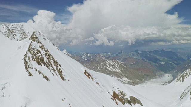 高地全景图，斜坡上的积雪，山脉上方的云层阴影视频素材