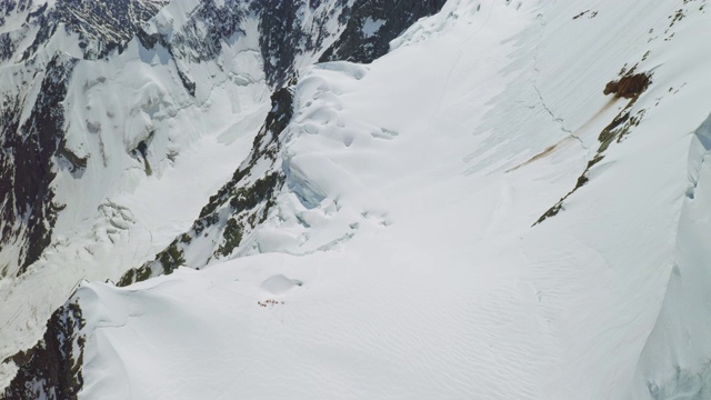 令人惊叹的俯瞰，高原登山家露营在巨大的冰川雪坡上视频素材