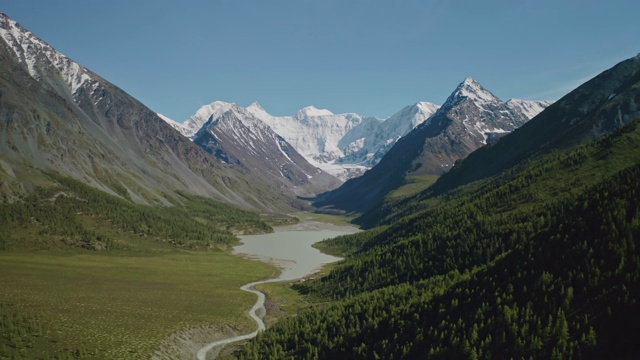 壮丽的全景，白雪皑皑的别鲁卡山高耸于森林河谷之上视频素材