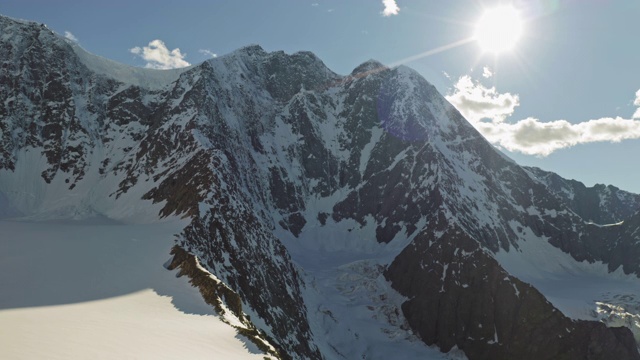 壮丽的全景图，阿尔泰山顶上的天空，冰雪、冰川在阳光下闪闪发光视频素材