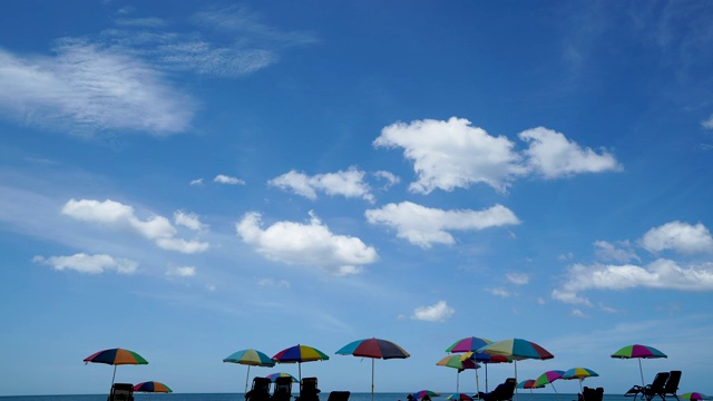 蓝色的天空，深蓝色的大海，还有各种颜色的沙滩伞视频下载