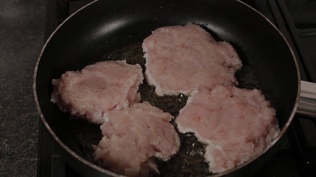 肉片在平底锅里煎。汉堡肉饼视频素材